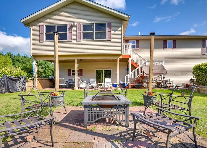 Chic Apple River Escape W/ Fire Pit!