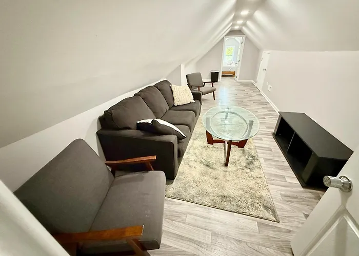Best Place To Stay - Close To Downtown! - Free Parking!
