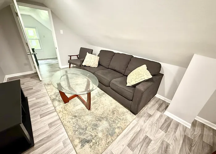 Close To Downtown And Comfortable - Free Parking