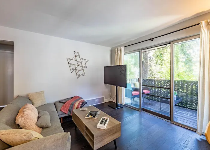 Tree-Lined Serenity Condo In Forest Park, Near Train & Madison St