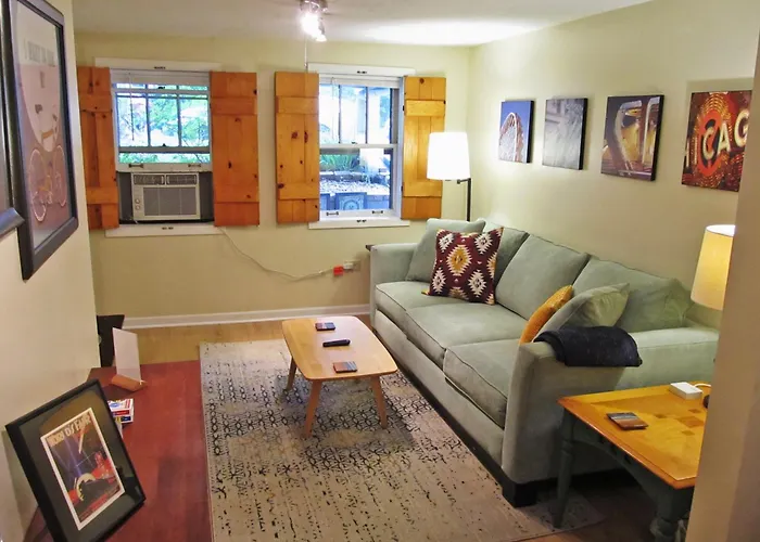 Cozy Vintage Chicago Apartment Near Downtown