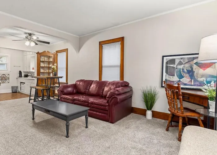 Cheerful 2 Bd With Backyard