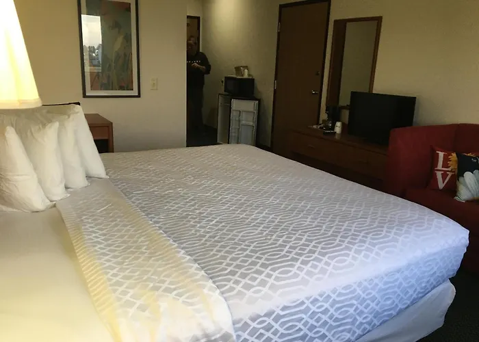 Carlyle Inn & Suites