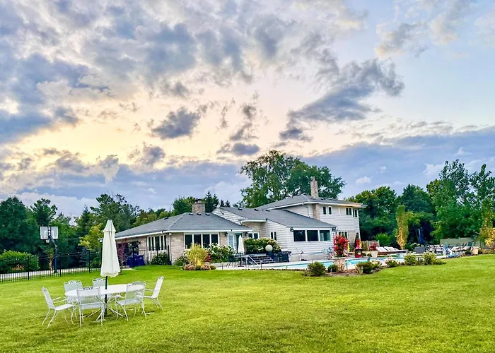 2-Acre Highland Park Retreat With Heated Pool ~ 5*