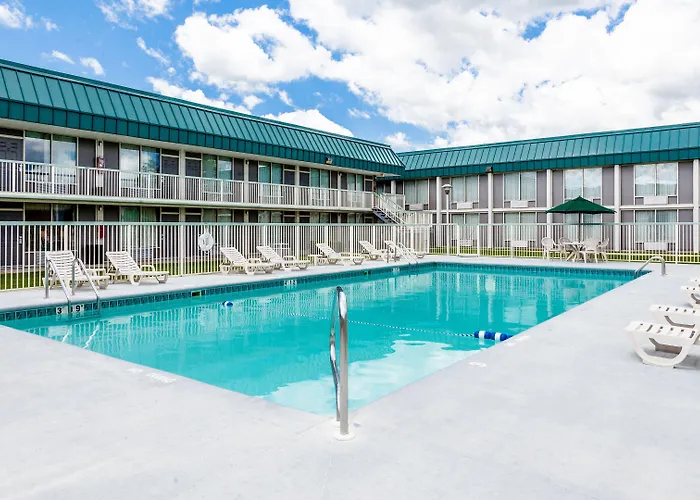 Red Roof Inn & Suites Dekalb