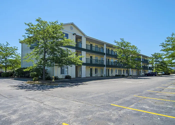 HomeTowne Studios Chicago - Waukegan by RedRoof