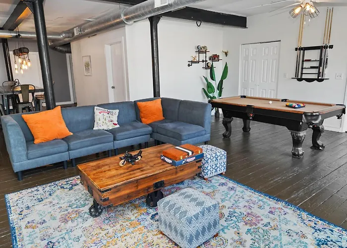 Mccormick Place Spacious 5Br Suite With Pool Table & Optional Parking Sleeps 10 Near Soldier Field And Grant Park