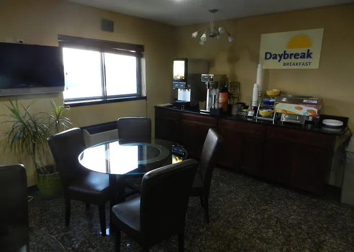 Days Inn By Wyndham Le Roy/Bloomington Southeast