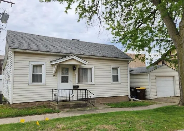 Cozy Harvard Home Just 1 Block From The Metra Up-Nw Line For Easy Trips To Chicago Or Lake Geneva