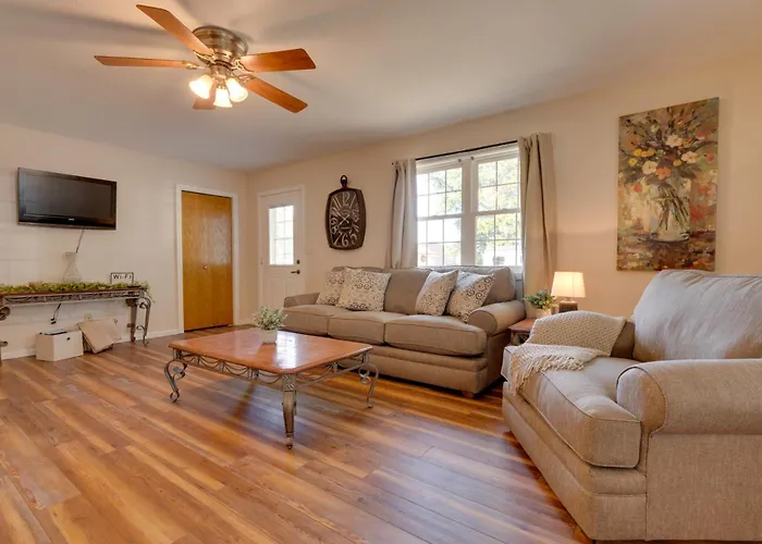 16 Mi To Lake Sara Beach - Pet-Friendly Home