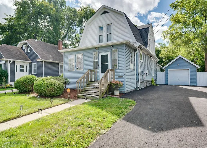 1 Mi To Dtwn Elgin: Dutch Colonial W/ Lovely Patio