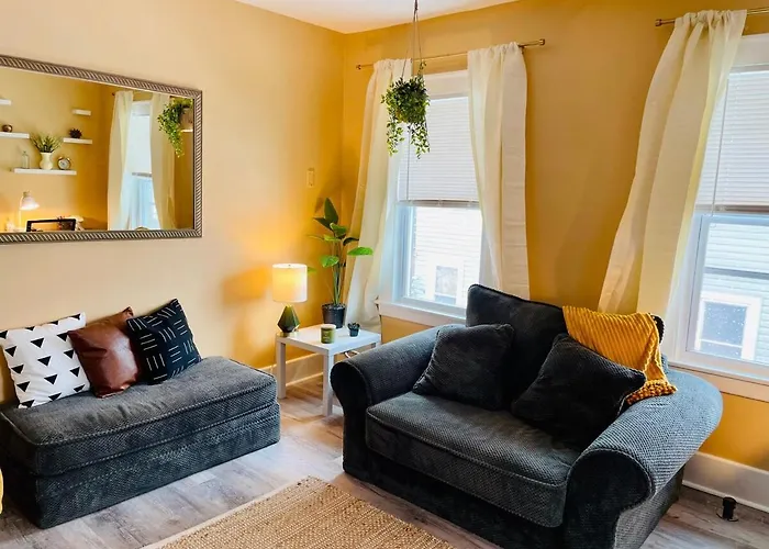Cozy Corner, Stylish 1Bed Near Navy Base!