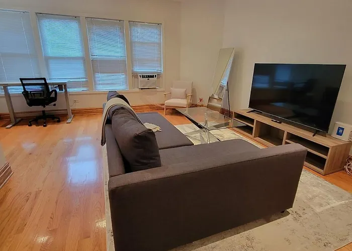 Spacious Comfy 2BR Near HighwayTrain Station
