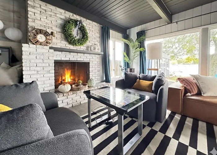 Waterfront Home With Arcade, Massagechair, Firepit, Infinity Game Table