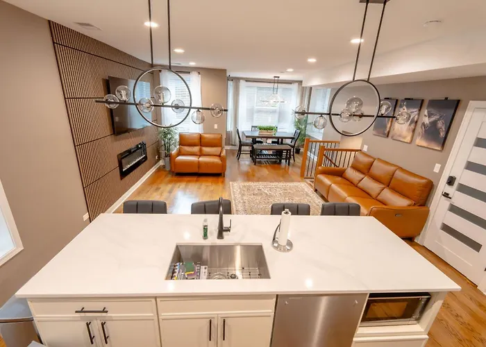 Luxury 9 Bedroom Villa Mins From Downtown And The Lake