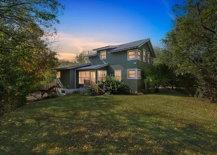 Secluded Woodland Retreat Near Starved Rock Park Home