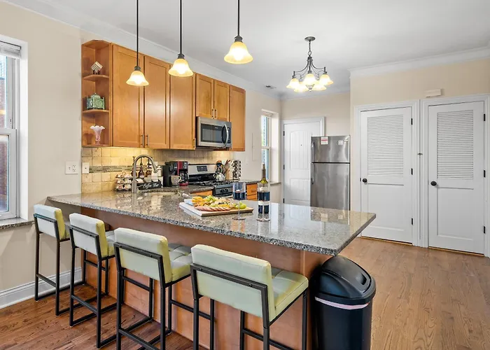North Center Chicago - Walkable - Transit Accessible - King & Queen Beds