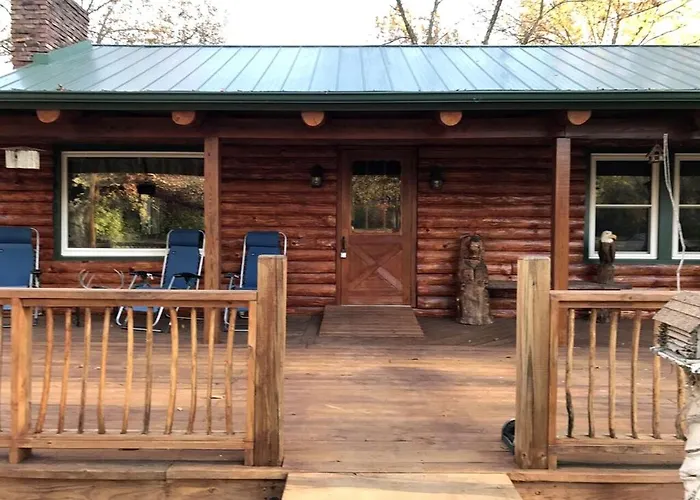 Charming Log Cabin Getaway With Private Hot Tub Near Decatur, Illinois