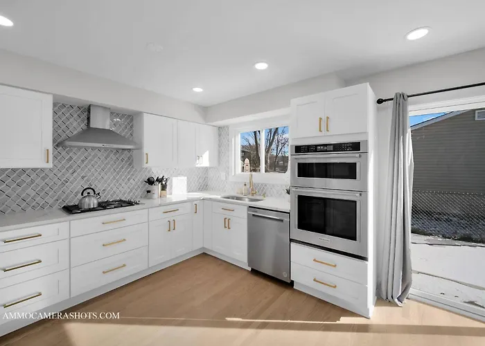 Chicago Gem! Centrally Located - Proximity To O' Hare Airport