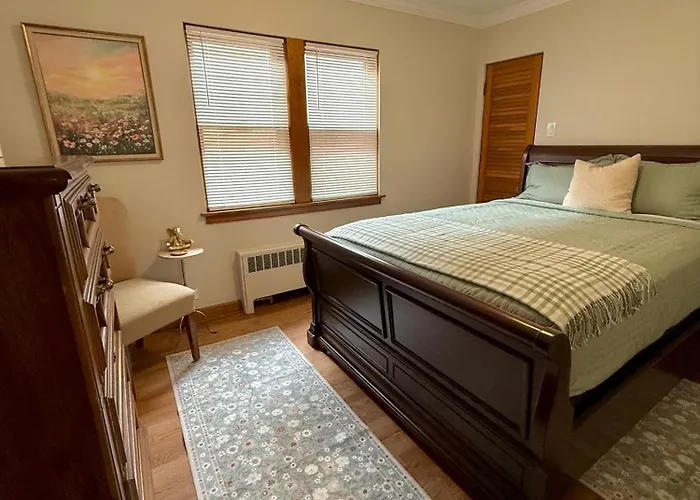 Charming Cozy 2 Bedroom 1 Ba Apt Near Oak Park Fast Wifi Near Transportation