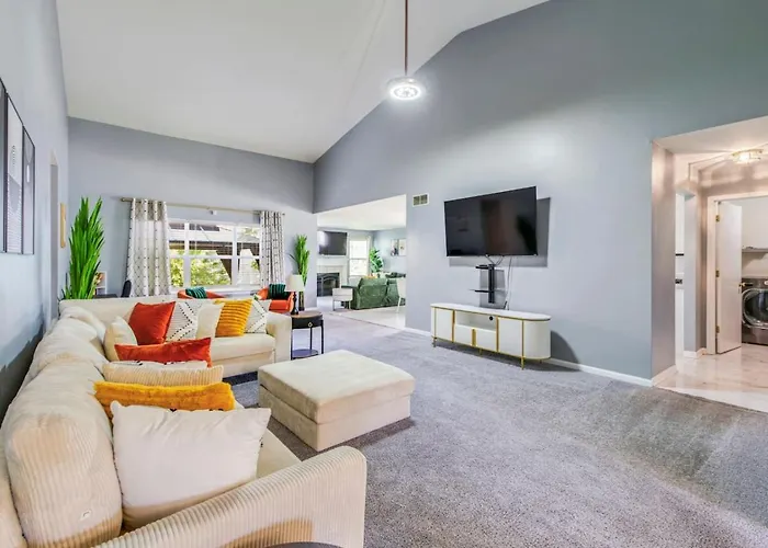 Modern Comfort Loves Park Stylish 3Br Getaway