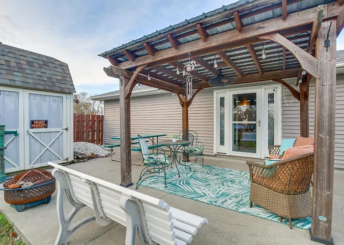 Route 66 Gem! Charming Litchfield Home W/ Yard