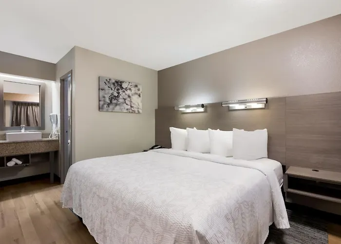 Red Roof Inn Plus+ Chicago - Naperville