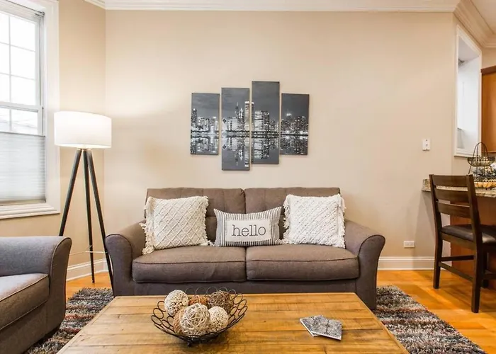 The Wrigleyville Deluxe -Steps From Wrigley Sleeps 10