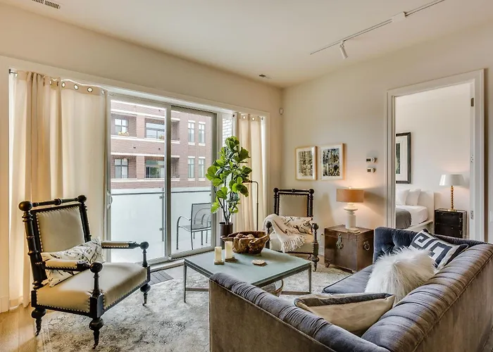Designer 3Br With Balcony & Elevator On Clark! Apts