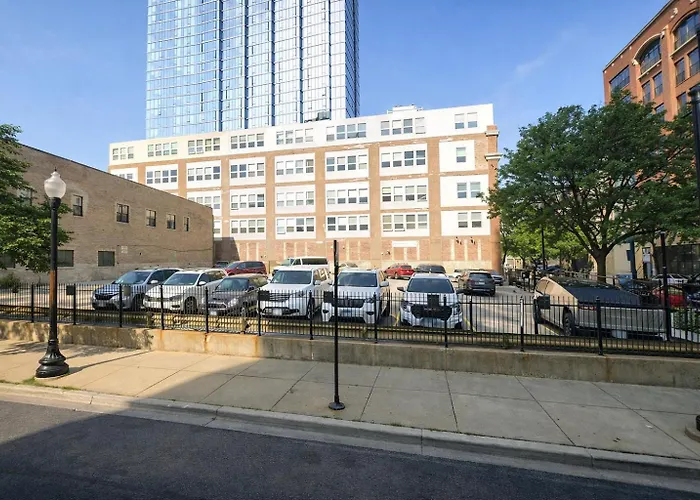 Chicago 2Br City Escape With Optional Parking Near Mccormick Place, Navy Pier, Shedd Aquarium, And Millennium Park