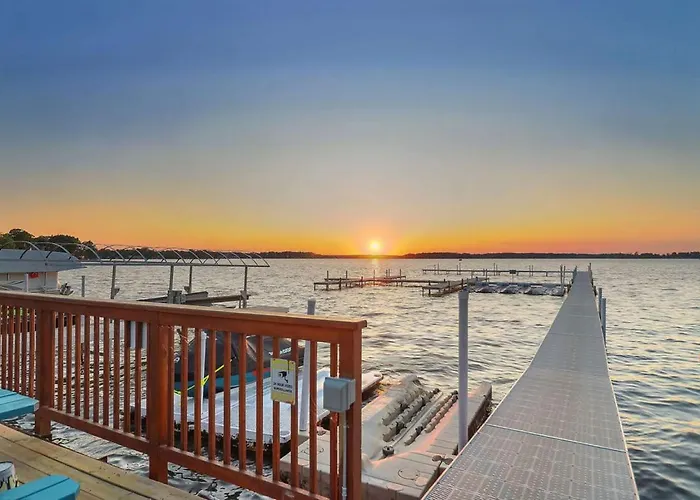Chain O' Lakes Beach Penthouse Sunset View And Boat Dock