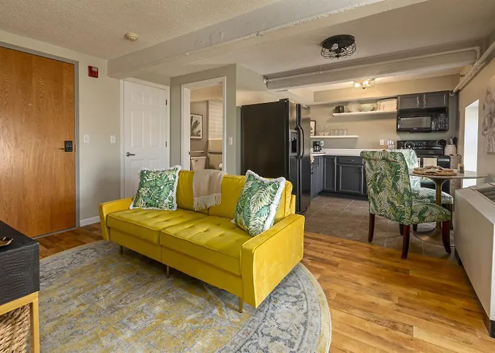 Urban-Chic King Suite Near Siu Carbondale
