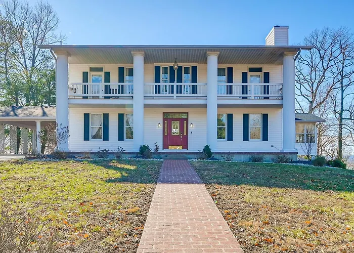 Spacious Shawnee Forest Hideaway! Hilltop Estate
