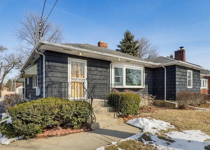 Spacious & Peaceful Suburban Home In Lansing!