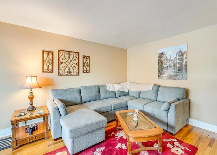 5 Mi To Dtwn Rockford: Pet-Friendly Home W/ Yard!