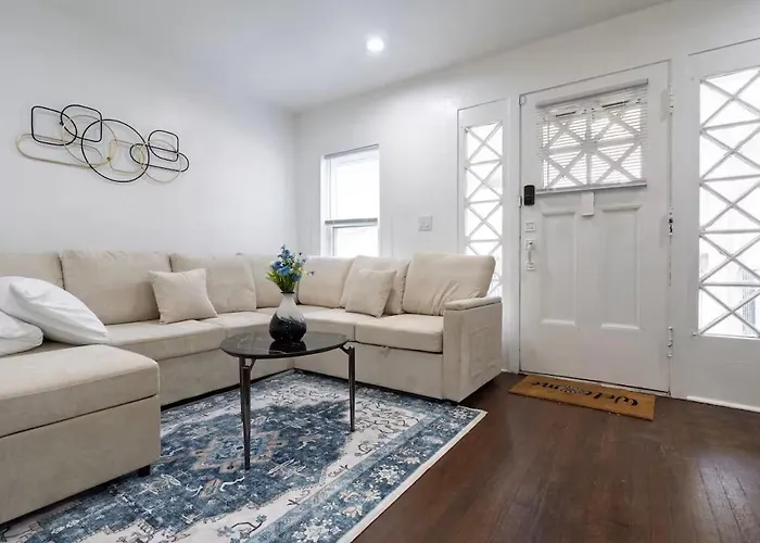 Modern 2-Bedroom House With Free Parking And Convenient Location