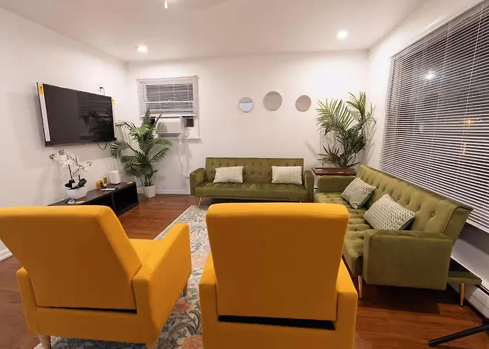 Two Bedroom House In Skokie With Full Kitchen And Parking