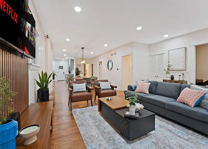 New Elmhurst Gem - Game Room & Amazing Yard