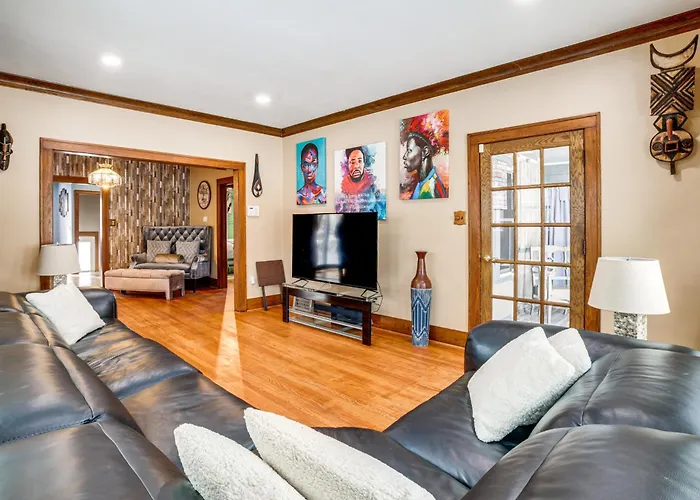 Private Hot Tub & Patio! Chicagoland Extended Stay