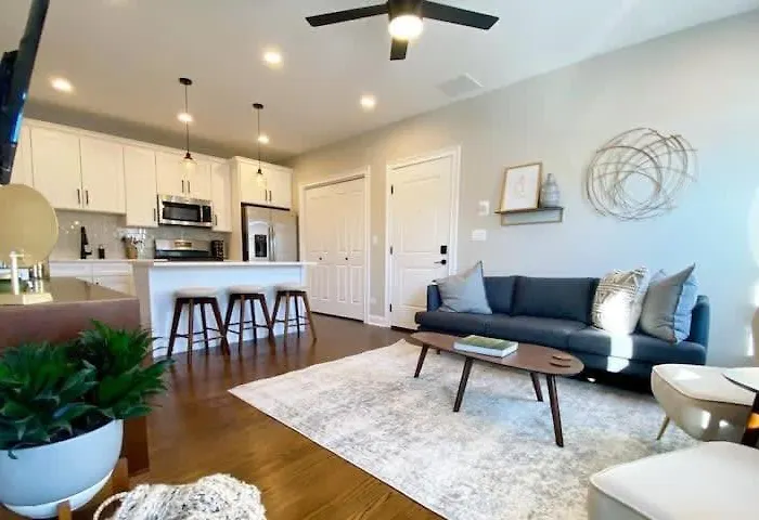 Modern 4 Bedroom Condo In Lakeview