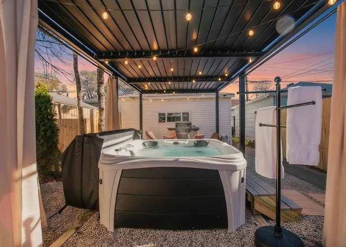 The Retreat - Hot Tub, Theater, Game Room, Fire Pit, Bar, Sleeps 14