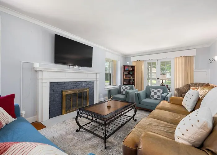 Queen Bed Retreat | Full Kitchen + Laundry Access