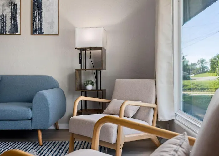 Blue Haven At Hines | Stylish 2Bd Stay | Peoria Heights