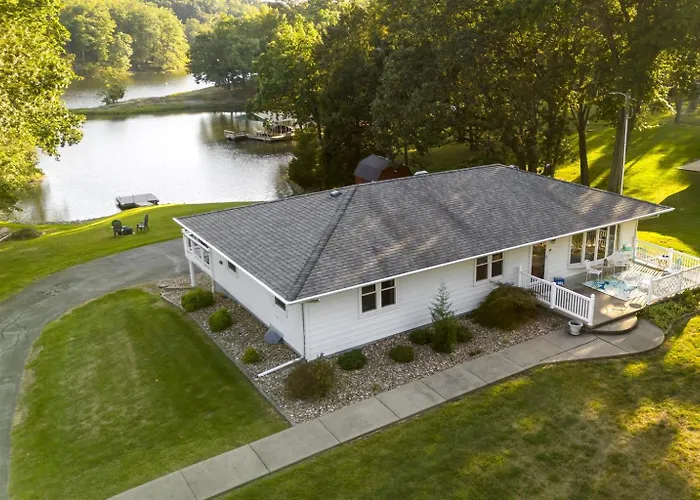 Classic Lakeside Vacation Sleeps 9