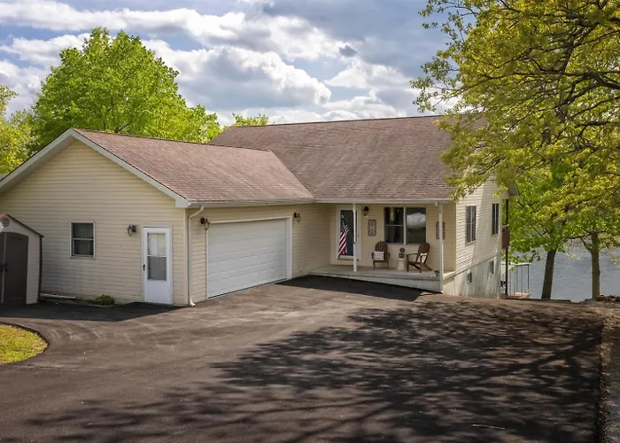 Upscale Lakefront Home W Dock & Kayaks