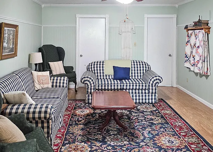 Walk To Nauvoo Temple: Remodeled Family Apartment