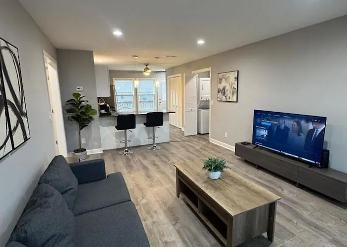 Spacious 2Br Apt With Balcony And 2 King Beds Sleeps 6