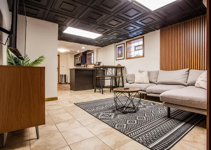 Stylish Garden-Level 2Br: Quiet Neighborhood