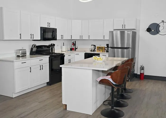 Spacious 6Br Group Unit Near Mccormick & Lakefront