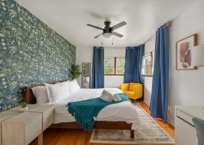 Executive Retreat - 2 Parking Spaces, Sleeps 4!